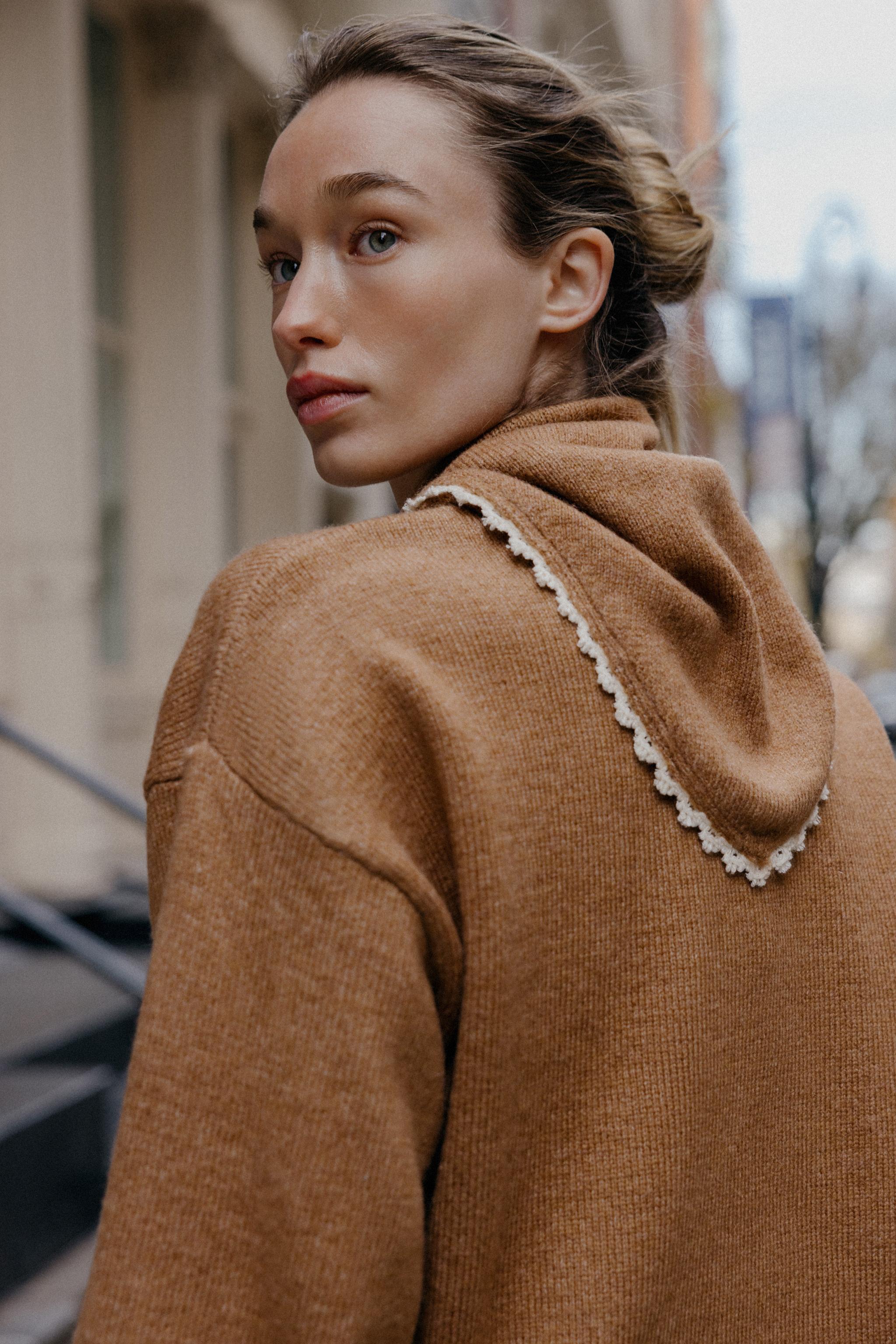PULL EN MAILLE AVEC BANDANA ET DENTELLE